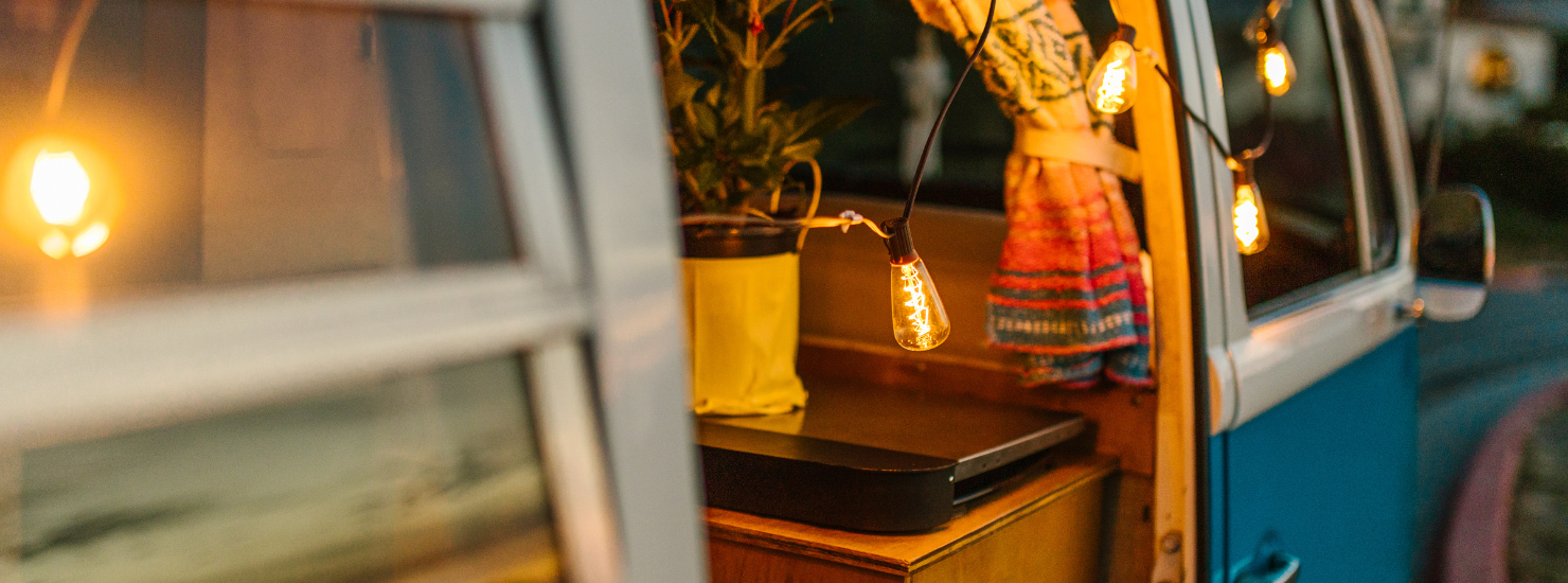 furgo abierta de noche con luces