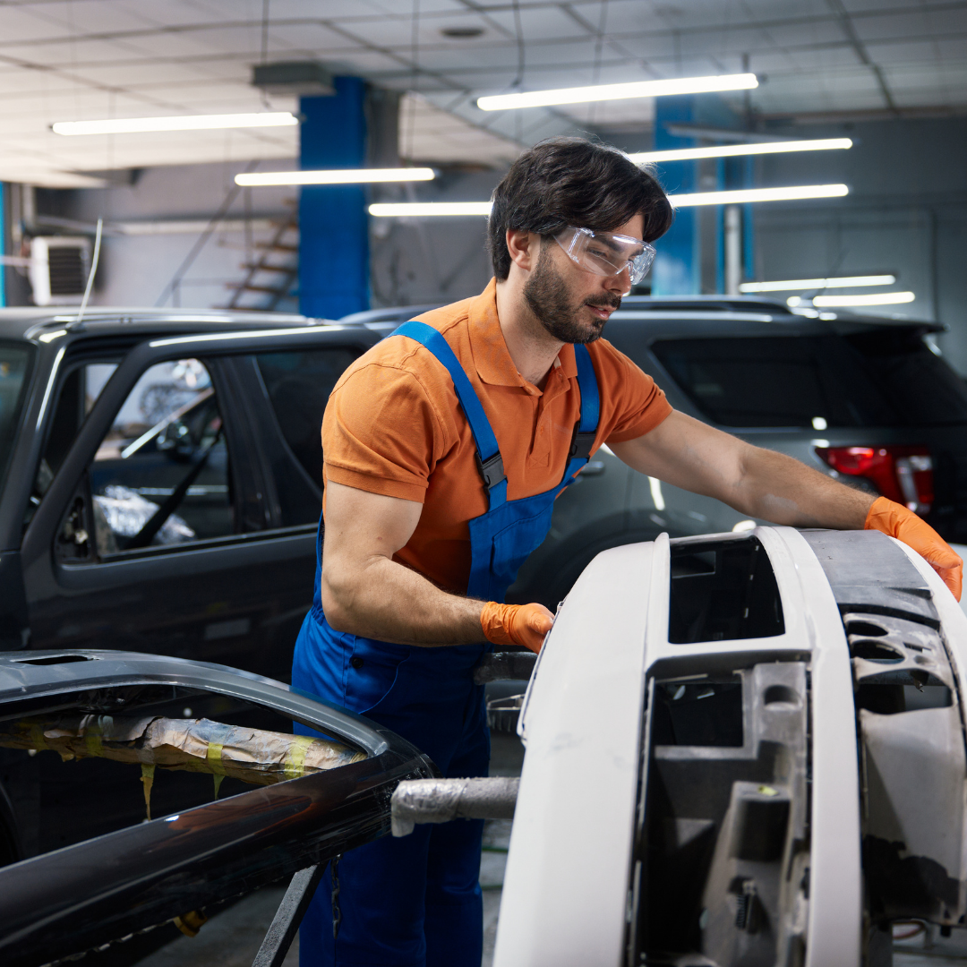 Taller garaje hombre trabajando