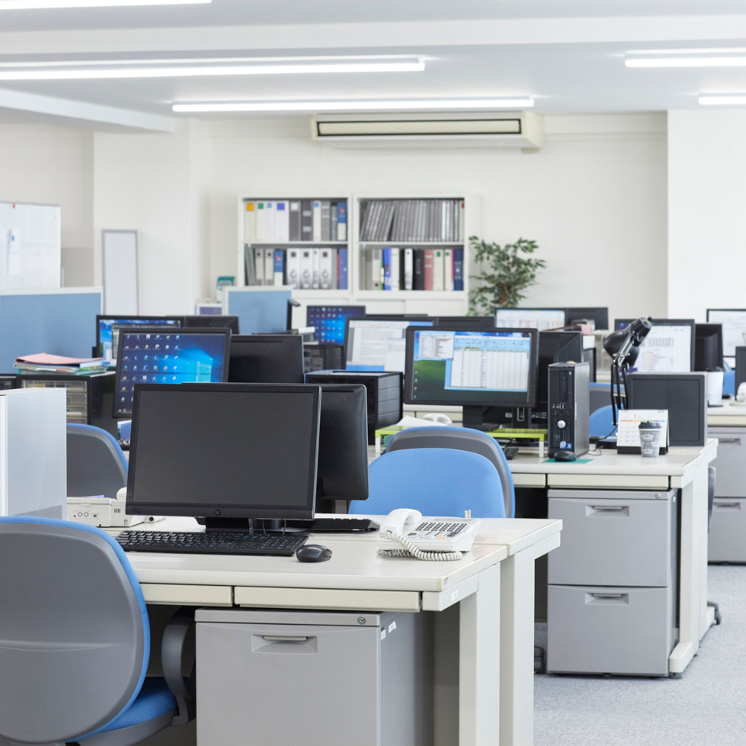 Oficina sin empleados con luz fria