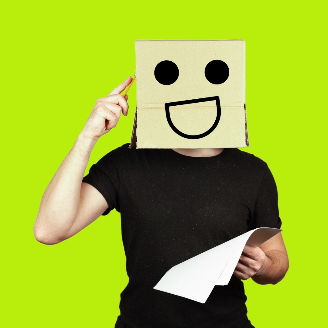 Persona con mascara dando a pensar