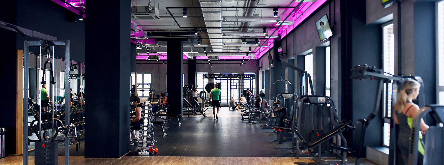 Iluminación en instalaciones deportivas: claves para un rendimiento seguro y eficiente